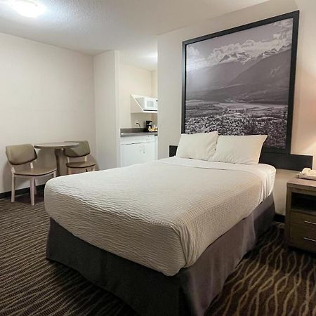 Motel Super 8 By Wyndham Revelstoke Bc Zewnętrze zdjęcie