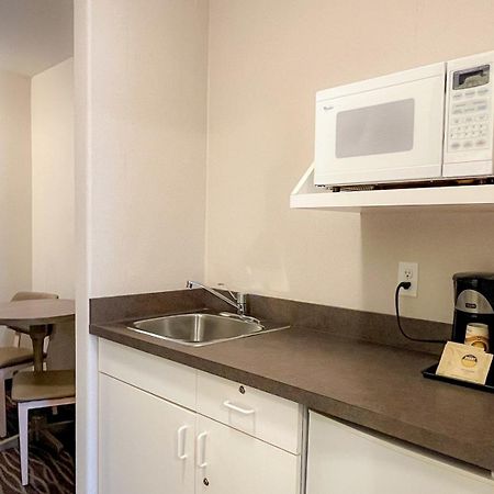 Motel Super 8 By Wyndham Revelstoke Bc Zewnętrze zdjęcie
