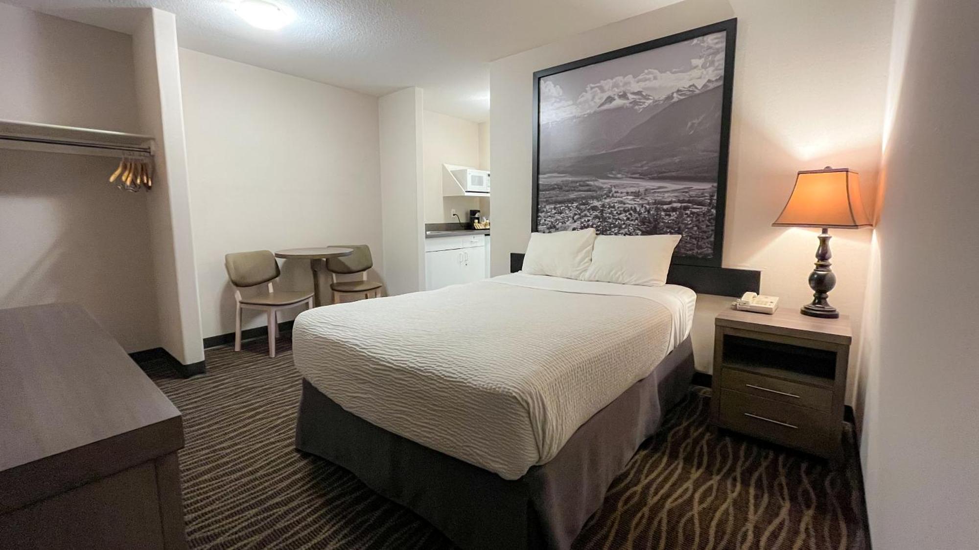 Motel Super 8 By Wyndham Revelstoke Bc Zewnętrze zdjęcie
